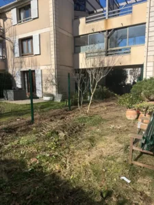 Bande de terre préparée le long de la façade de la résidence à Buc