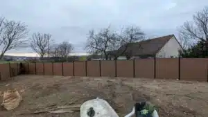 Vue panoramique du terrain fermé par la nouvelle clôture en panneaux