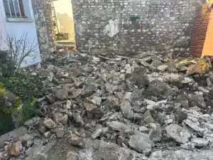 Gravats de l’ancienne allée en béton après décaissement