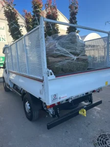Camion benne chargé des déchets verts du chantier de Buc