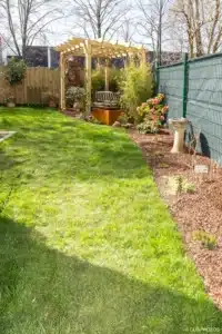 Allée de gazon de placage menant à la pergola dans le jardin de Buc
