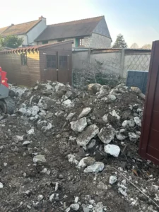 Tas de gravats de béton avant évacuation