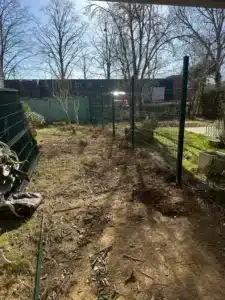 Grillage rigide posé et terre préparée au pied de la résidence à Buc