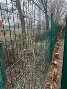 Détail du grillage rigide vert avec occultant vu en contre-plongée à Buc