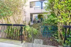 Jardin bordé de haies devant une terrasse avec garde-corps, avant travaux à Buc