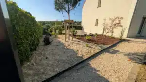 Massif en deux parties habillant le coin de l’allée le long de la maison