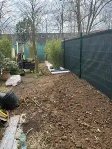 Massifs en préparation le long de l’occultant, plantes en attente, à Buc