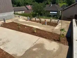 Massifs paillés de copeaux de chêne le long des allées de la cantine de Guerville
