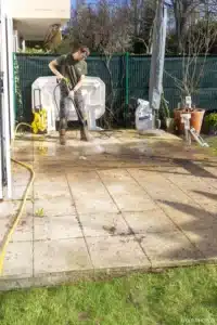 Nettoyage de la terrasse dallée pendant le chantier de Buc