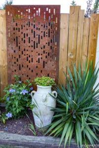 Panneau décoratif ajouré en acier corten, yucca et jarre