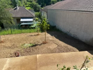 Seconde parcelle semée de gazon avec de jeunes arbres, à Guerville