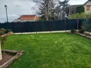 Angle du jardin avec massifs plantés et pelouse