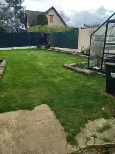 Pelouse menant à la serre au fond du jardin