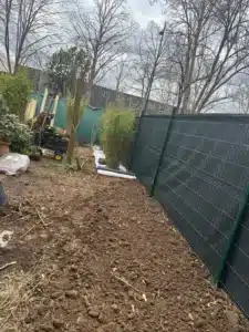 Premières plantations le long de la clôture occultante à Buc