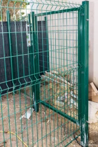 Portillon en grillage rigide vert posé pour le sas d’entrée à Buc