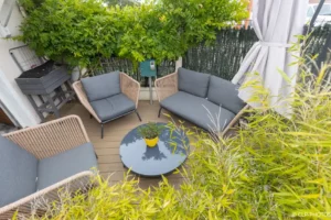 Salon de jardin à l’abri d’une canisse et de graminées