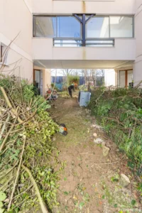 Terrain libéré des haies vu vers la terrasse de la résidence à Buc