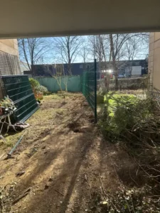 Terre préparée le long du nouveau grillage rigide à Buc